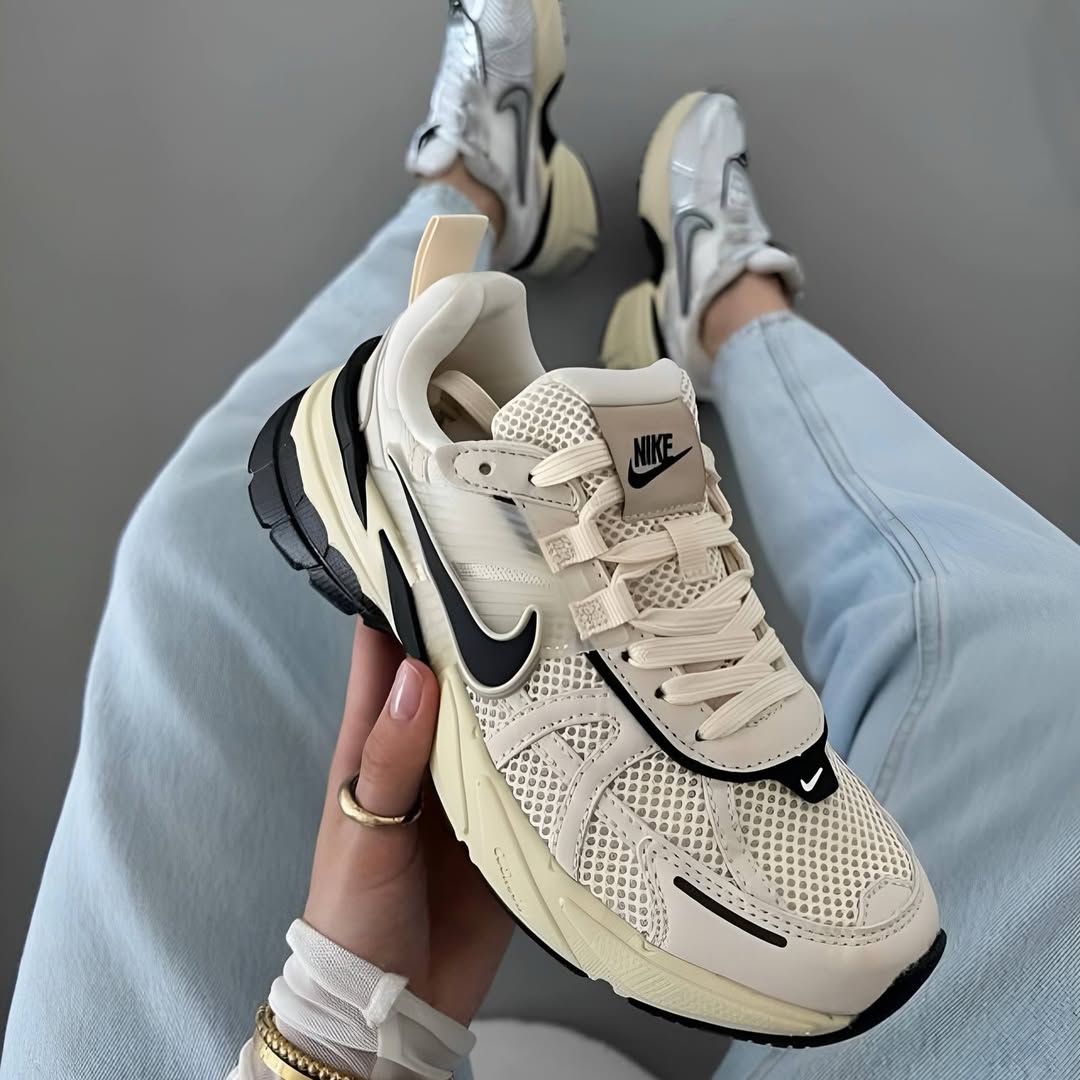 **Nike V2K Run – Women’s Sneakers**