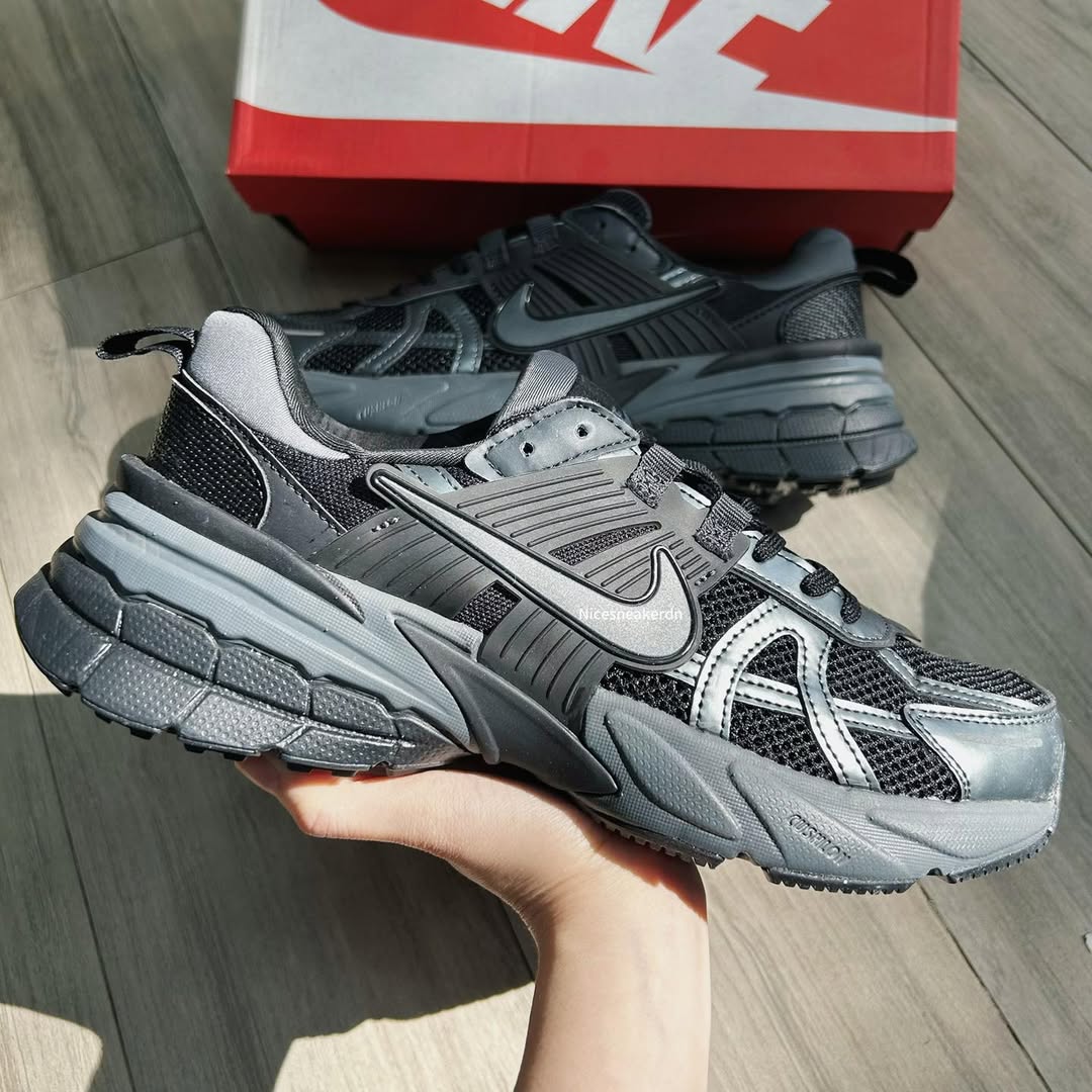 **Nike V2K Run – Men’s Sneakers (Black / Dark Smoke Grey)**