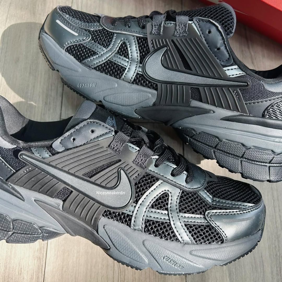 **Nike V2K Run – Men’s Sneakers (Black / Dark Smoke Grey)**
