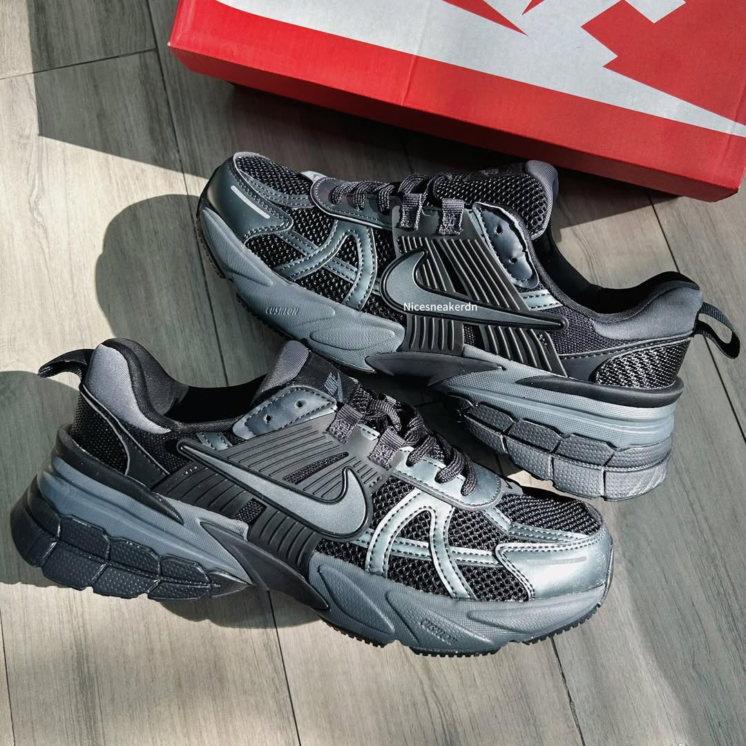 **Nike V2K Run – Men’s Sneakers (Black / Dark Smoke Grey)**