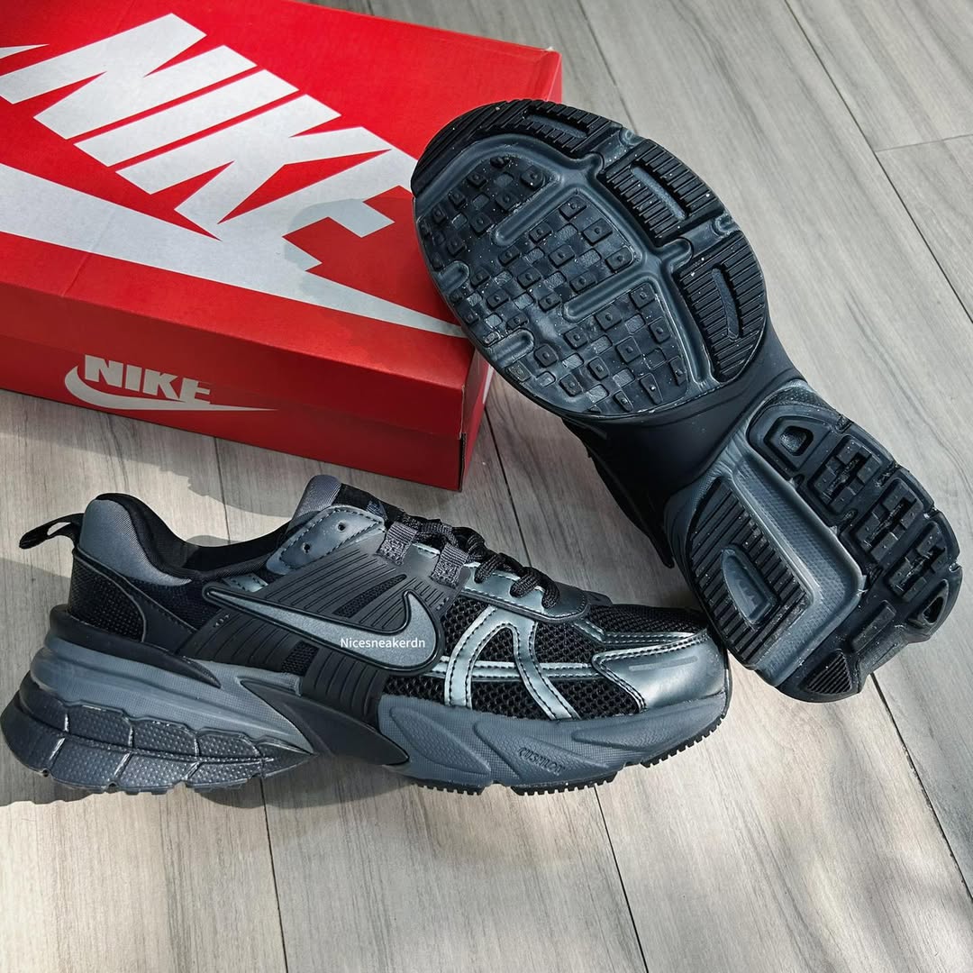 **Nike V2K Run – Men’s Sneakers (Black / Dark Smoke Grey)**