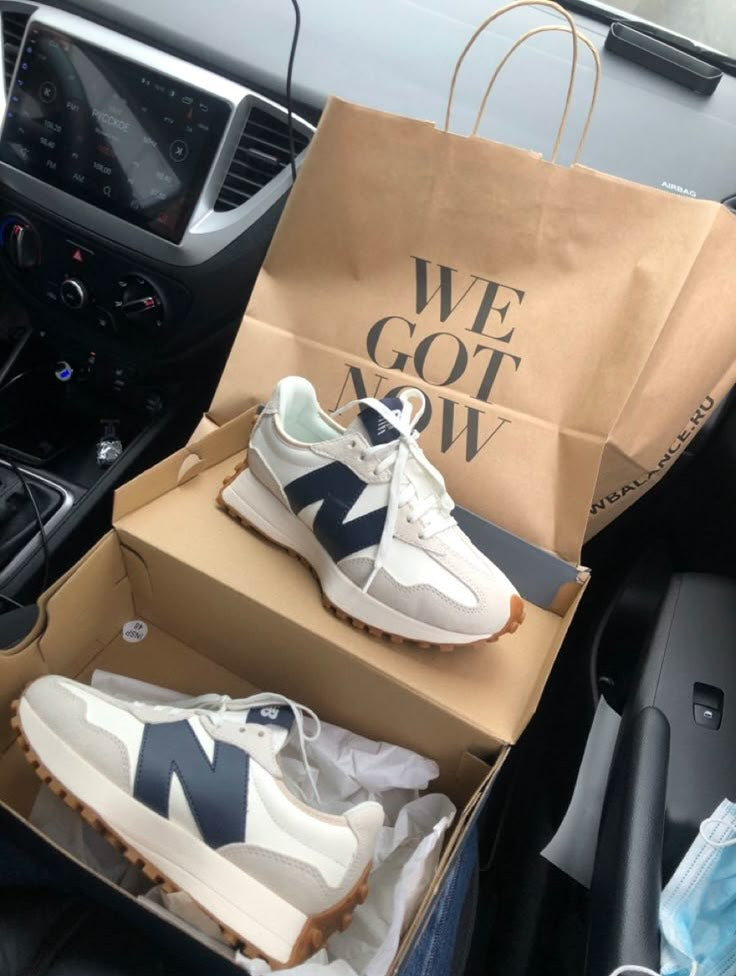 **New Balance 327 – Women’s Sneakers**