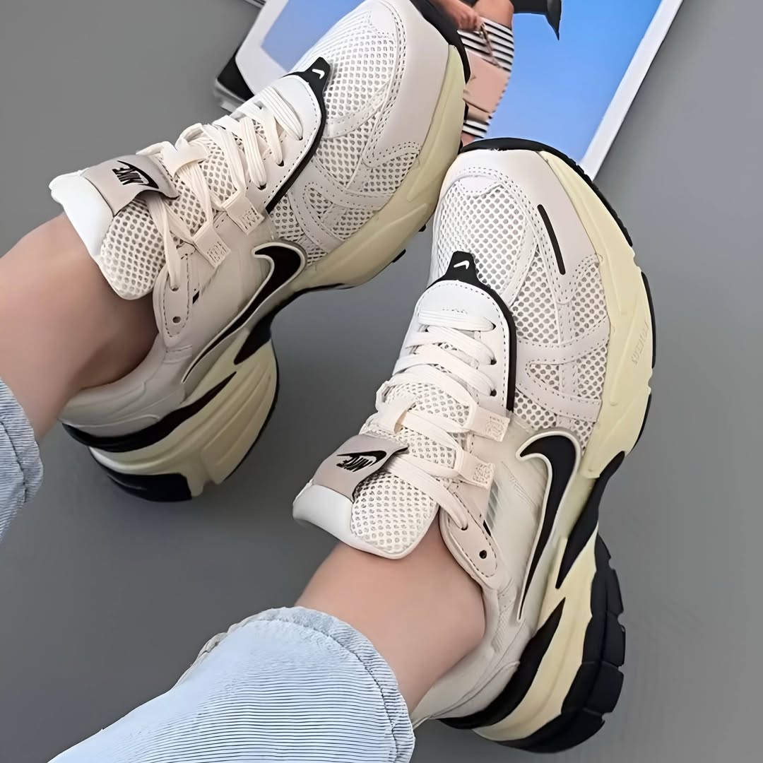 **Nike V2K Run – Women’s Sneakers**