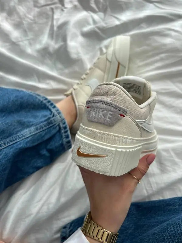 **Nike Court Legacy Lift – Women’s Sneakers (Beige)**